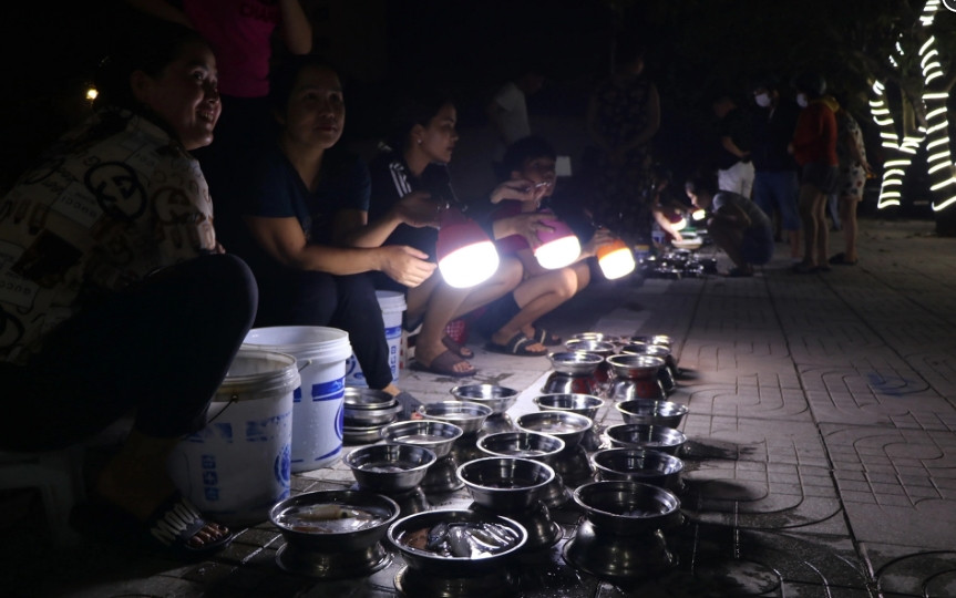 Chợ họp trên đoạn vỉa hè dài hơn 150m, thường hoạt động từ 19h đến khoảng 24h, có hôm kéo dài tới 1h. (Ảnh: Dân Trí).