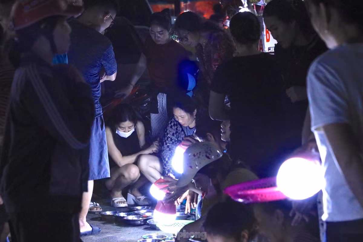 Người bán tùy vào kích cỡ của mực để ra giá, người mua vận dụng khả năng trả giá của mình để đi đến quyết định mua hay không mua. (Ảnh: Tiền Phong).