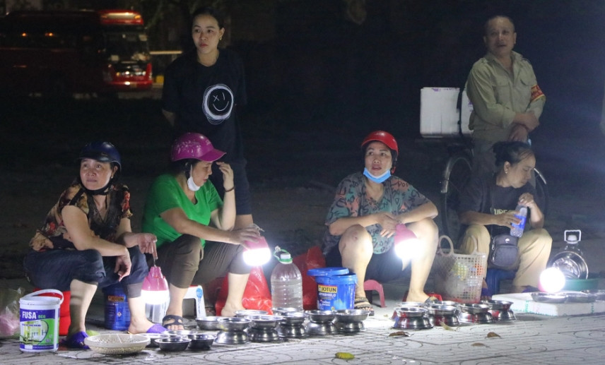 Để hỗ trợ du khách tối đa, cũng như đảm bảo an ninh trật tự, cảnh quan, tránh tình trạng lấn chiếm lòng lề đường, chèo kéo du khách, chính quyền địa phương đã cử lực lượng có tại chợ mực nháy hàng đêm.