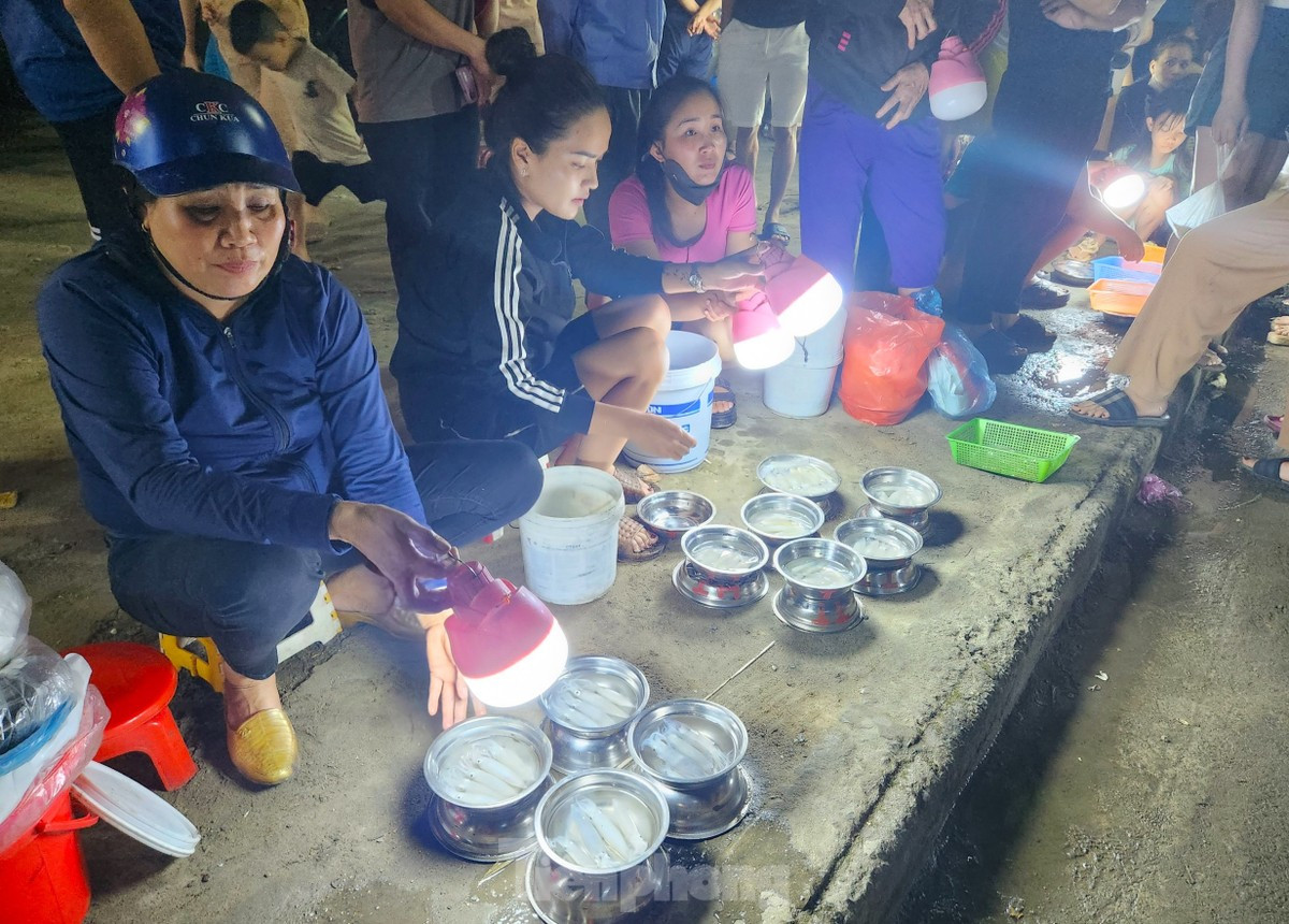 Mỗi đêm, hàng trăm phụ nữ ngồi bán mực kéo ra tận bãi biển Cửa Lò, tạo không khí đông vui độc đáo không thể bỏ qua. (Ảnh: Tiền Phong).