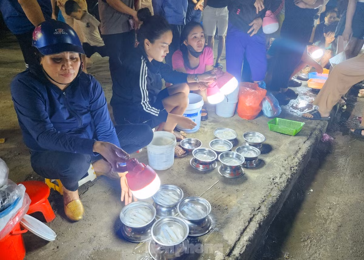 Mỗi đêm, hàng trăm phụ nữ ngồi bán mực kéo ra tận bãi biển Cửa Lò, tạo không khí đông vui độc đáo không thể bỏ qua. (Ảnh: Tiền Phong).