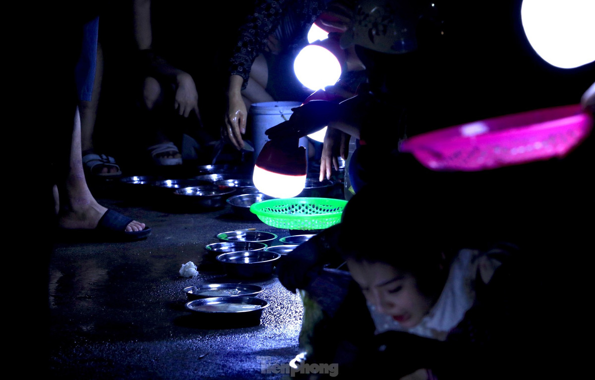 Việc mua bán diễn ra vui vẻ, hoàn toàn không có tình trạng ép giá hay chèo kéo khách hàng. (Ảnh: Tiền Phong).