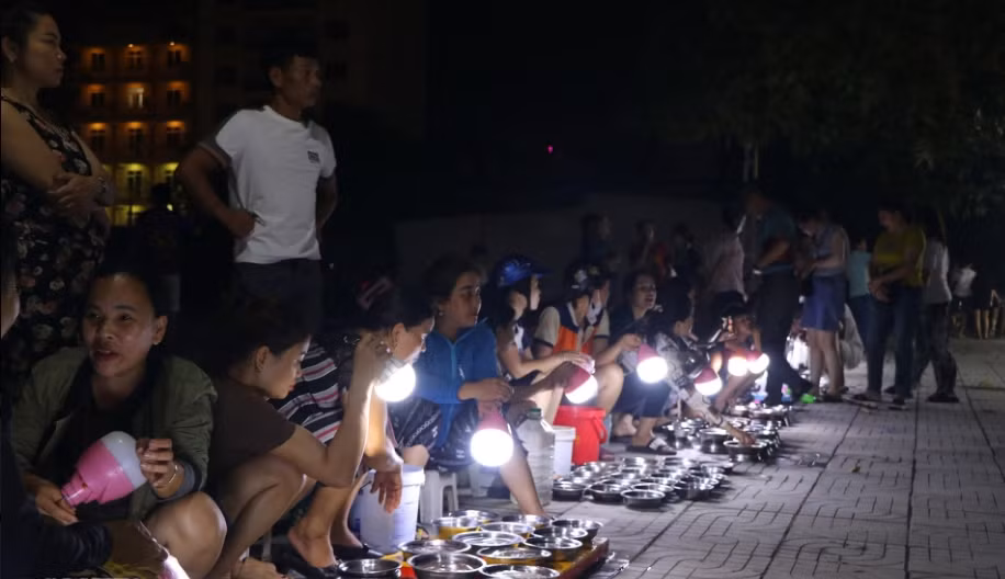 Mực vừa được câu từ biển lên, tươi ngon, mắt và sao trên thân mực lấp lánh dưới ánh đèn pin, kích thích thị giác của khách. (Ảnh: Dân Trí).