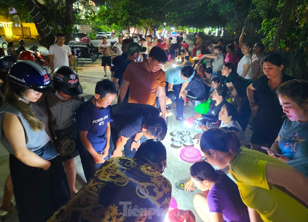 Ông Phạm Thanh Hải - Chủ tịch UBND phường Thu Thủy, cho biết chợ bán mực nháy được UBND thị xã quy hoạch vào giữa năm 2023. Đây là nơi buôn bán của hơn 100 hộ dân, chủ yếu là người dân phường Thu Thủy và một ít hộ dân phường Nghi Thủy. Mặt hàng được bán duy nhất ở đây là mực nháy, đặc sản nức tiếng của phố biển Cửa Lò. (Ảnh: Tiền Phong).