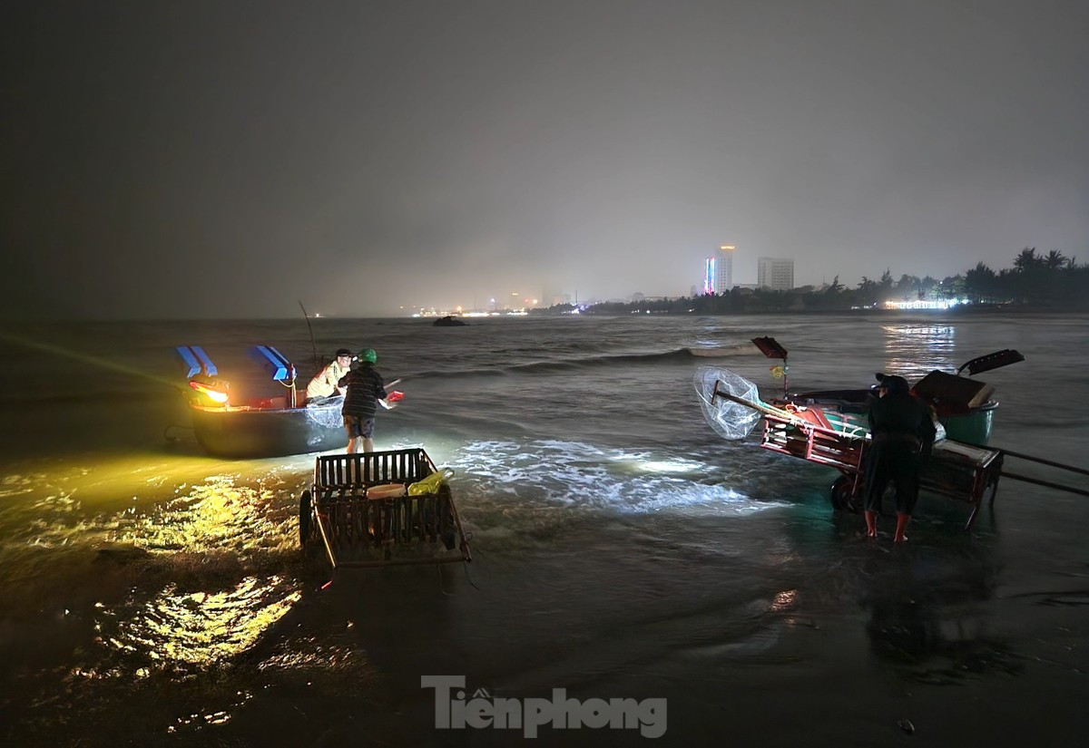 Nằm ở phía nam đường ra đảo Lan Châu thuộc phường Nghi Thủy, thị xã Cửa Lò (tỉnh Nghệ An) vào những đêm hè khu vực bán mực nháy ở đây lại thu hút nhiều người đến tham quan, mua mực. (Ảnh: Tiền Phong).