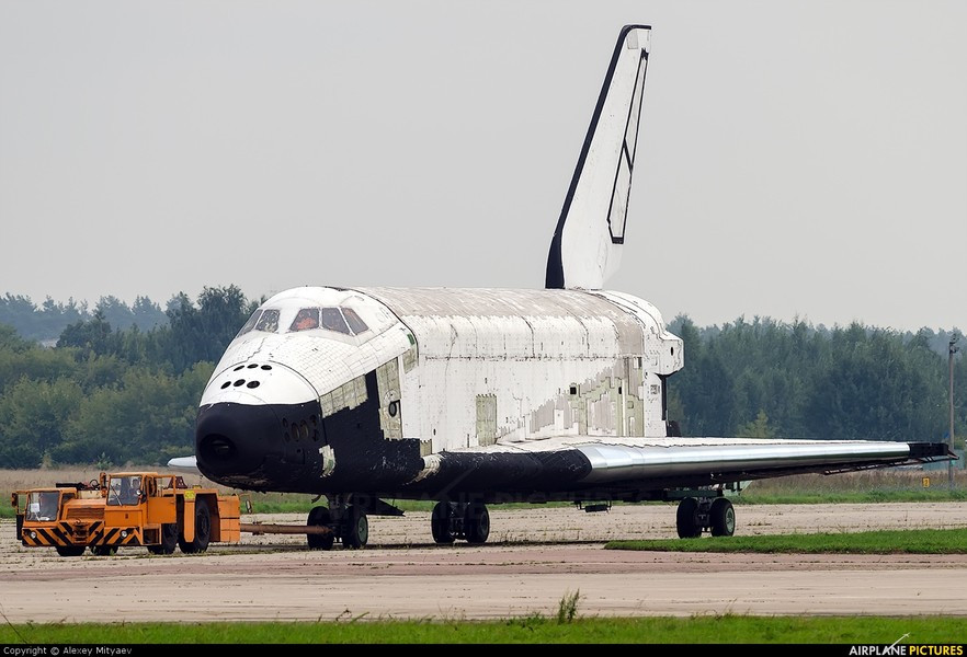 Một ưu điểm khác của phương tiện là giảm đáng kể chi phí cho hoạt động tìm kiếm cứu nạn. Bên cạnh đó, sự ra đời của máy bay vũ trụ nếu chứng minh được hiệu quả khi hoạt động bằng những đơn hàng liên tục sẽ làm giảm đáng kể chi phí sản xuất.