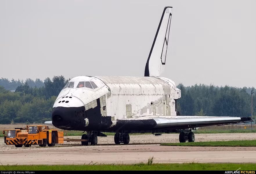 Một ưu điểm khác của phương tiện là giảm đáng kể chi phí cho hoạt động tìm kiếm cứu nạn. Bên cạnh đó, sự ra đời của máy bay vũ trụ nếu chứng minh được hiệu quả khi hoạt động bằng những đơn hàng liên tục sẽ làm giảm đáng kể chi phí sản xuất.