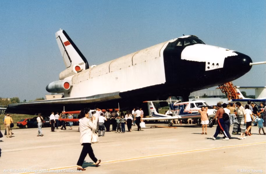 Xét đến hình dáng cơ bản của chiếc máy bay vũ trụ này, nhiều chuyên gia cho rằng nó dựa trên ý tưởng tàu con thoi Buran mà Liên Xô đã tạo ra trước kia, như vậy có thể tiết giảm đáng kể thời gian so với thiết kế mới từ đầu.