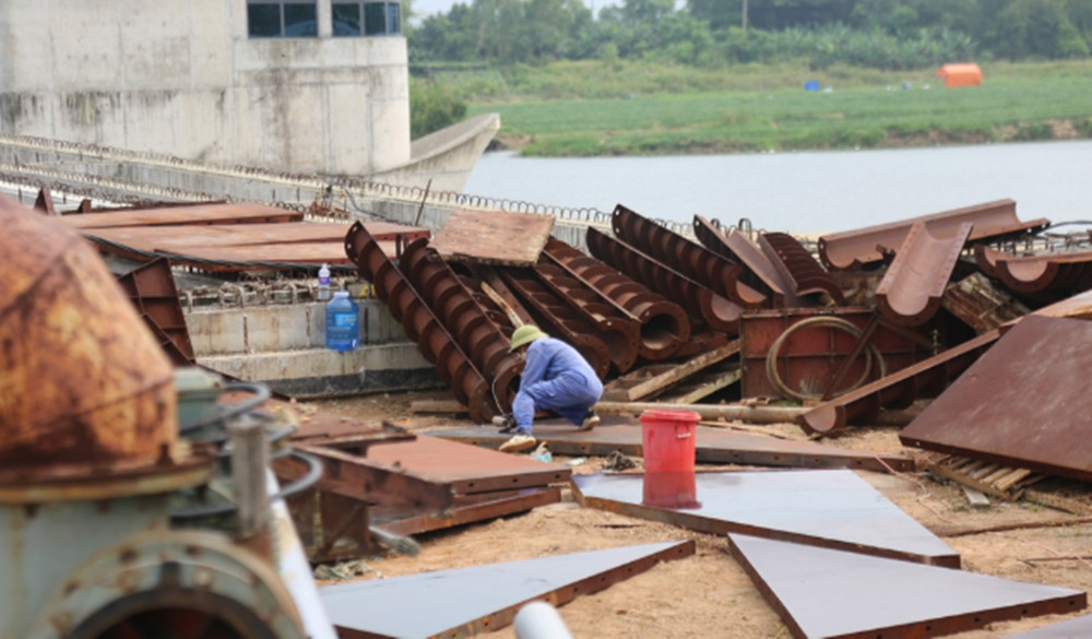 Theo tìm hiểu, dự án Đập dâng hạ lưu sông Trà Khúc nối 2 xã Tịnh An và Nghĩa Dũng (TP Quảng Ngãi) được phê duyệt lần đầu vào tháng 4/2004 với tổng mức đầu tư 60,7 tỷ đồng. Sau nhiều lần điều chỉnh, tổng vốn đầu tư của dự án tăng lên 1.498 tỷ đồng (gấp hơn 24 lần), nguồn vốn từ nguồn cải cách tiền lương và ngân sách tỉnh Quảng Ngãi. (Ảnh: Nhà đầu tư).