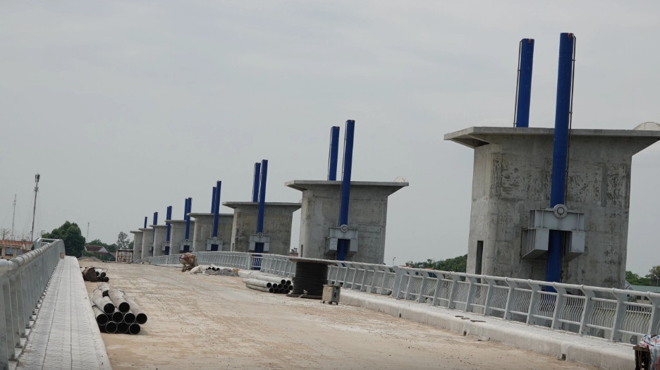 Ngoài ra, các đơn vị thi công chưa tiếp cận được 2/19 khoang cống để tiến hành thi công dưới nước. Trong khi, đến ngày 31/8 phải tạm dừng để thanh thải dòng chảy, hoàn trả mặt cắt thoát lũ cho sông Trà Khúc để đảm bảo an toàn phòng lũ.