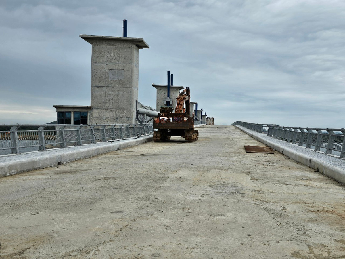 Dự án do BQLDA tỉnh Quảng Ngãi làm chủ đầu tư. Dự án gồm cống ngăn sông 19 khoang, với tổng bề rộng gần 720m; bốn khoang tràn Piano; đường cá đi rộng 5m; cầu và đường giao thông có tổng chiều dài hơn 974m, chiều rộng mặt cầu 12m... (Ảnh: KTMT).