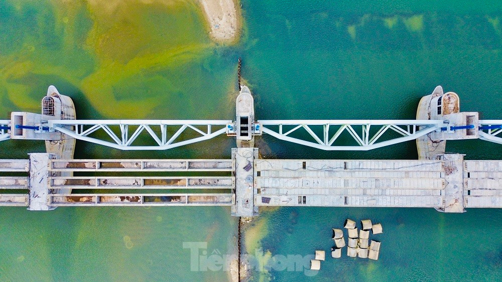 Đến tháng 8/2020, UBKT Trung ương phát hiện công trình có nhiều sai phạm trong quá trình triển khai thực hiện. Trong lúc đó tỉnh Quảng Ngãi lại gặp khó khăn về ngân sách, cùng với dịch COVID-19 nên phải tạm dừng thi công. (Ảnh: Tiền Phong).