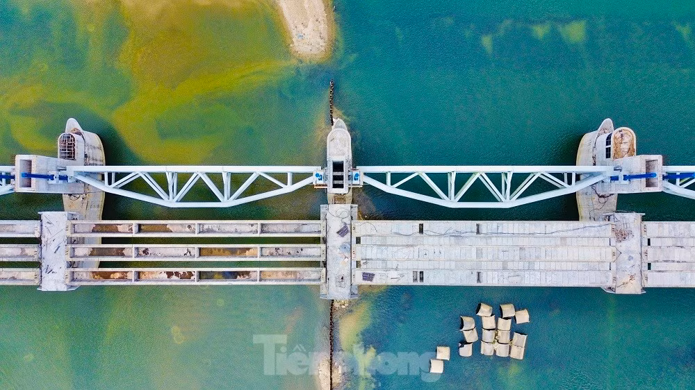 Đến tháng 8/2020, UBKT Trung ương phát hiện công trình có nhiều sai phạm trong quá trình triển khai thực hiện. Trong lúc đó tỉnh Quảng Ngãi lại gặp khó khăn về ngân sách, cùng với dịch COVID-19 nên phải tạm dừng thi công. (Ảnh: Tiền Phong).