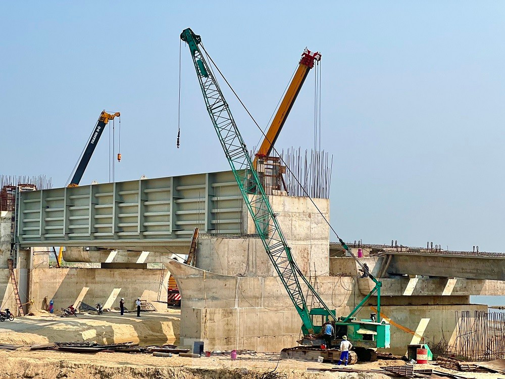 Dự án khởi công tháng 7/2019, dự kiến hoàn thành năm 2021. Tuy nhiên, sau đó phải gia hạn hai lần vào năm 2022 và 2024. (Ảnh: Tiền Phong).