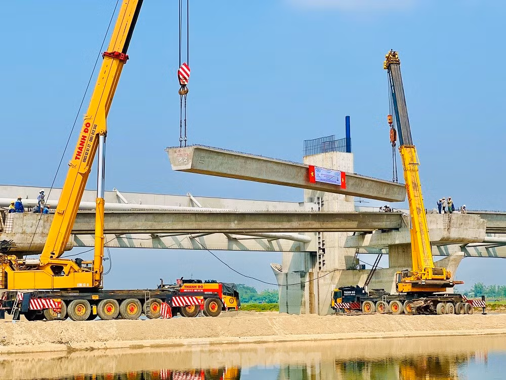 Mục tiêu là dâng nước tạo cảnh quan, góp phần cải thiện môi trường cho TP Quảng Ngãi. Ngoài ra, hạn chế xâm nhập mặn trong lòng sông về phía thượng lưu đập trong điều kiện biến đổi khí hậu, và khai thác quỹ đất phát triển đô thị dọc sông Trà Khúc… (Ảnh: Tiền Phong).