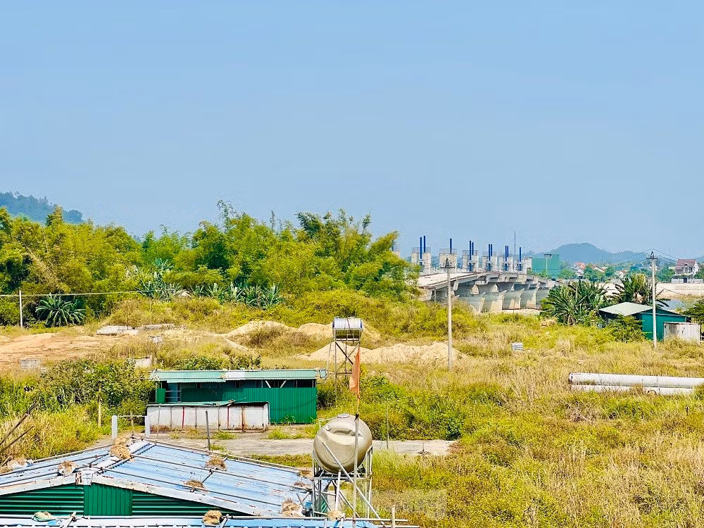 Cụ thể, là công tác giải phóng mặt bằng ở nhiều hộ dân thuộc thôn Ân Phú, xã Tịnh An (TP Quảng Ngãi). Hiện tại, hàng chục người dân ở đây chưa được bố trí tái định cư để di dời, buộc phải ở lại trên nhà, đất cũ. (Ảnh: Tiền Phong).