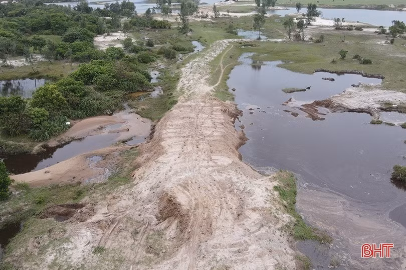 Cùng đó, quá trình thực hiện dự án đã phát sinh nhiều vấn đề ảnh hưởng đến đời sống người dân như: đền bù, giải phóng mặt bằng, tái định cư... chưa được giải quyết, phát sinh nhiều khó khăn về phát triển kinh tế - xã hội tại địa phương. (Ảnh: Báo Hà Tĩnh).