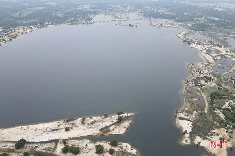 Tháng 12/2008, TIC đã thực hiện bóc đất thử nghiệm công nghệ với khối lượng 1,5 triệu m3 và định hướng công nghệ thi công. Tháng 3/2009, TIC tiếp tục bóc đất tầng phủ đến độ sâu -34m, với khối lượng tính đến tháng 7/2011 là 12,7 triệu m3, thu hồi được 3 nghìn tấn quặng sắt. (Ảnh: Báo Hà Tĩnh ghi nhận tháng 11/2023).