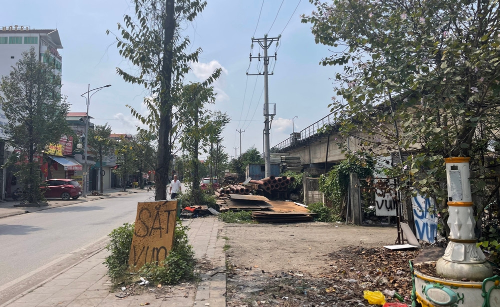 Vật liệu xây dựng, giàn giáo công trình lớn tập kết ngổn ngang tại hành lang an toàn đường sắt, đường bộ cầu Thăng Long.