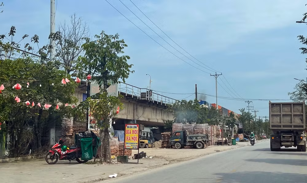 Ghi nhận của PV những ngày cuối tháng 3, đầu tháng 4/2024 cho thấy, cả trăm mét khu vực người dân phản ánh hiện hữu “nhà hàng Gia Long”, “Game Bida Clup”, “Bia hơi Tuấn Linh Sơn”, “Cơm Hải Tuyến”,... đang “xẻ thịt” nhiều diện tích hành lang bảo vệ cầu Thăng Long để phục vụ hoạt động kinh doanh.