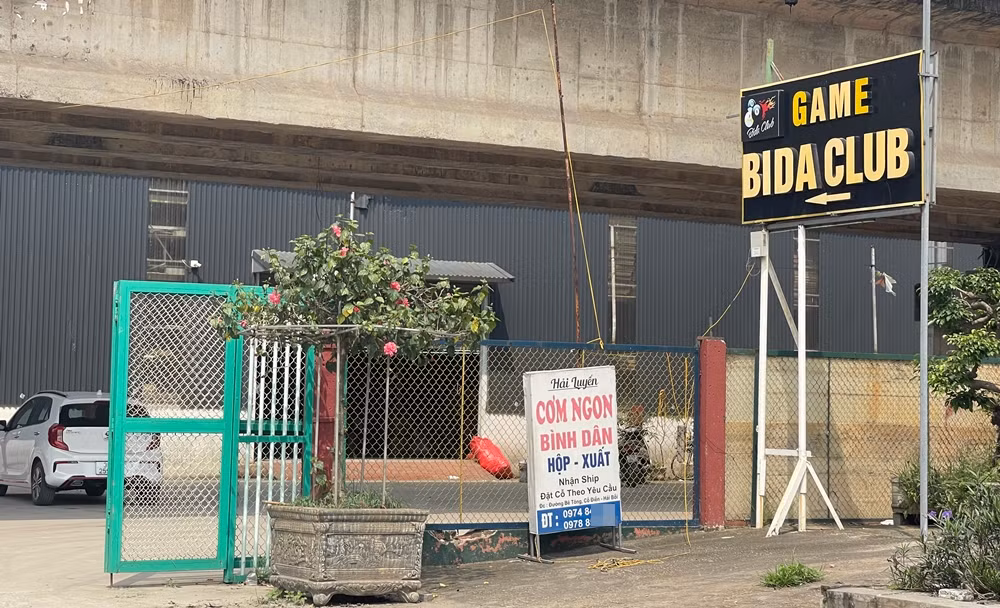 Tồn tại nhiều nhà xưởng, công trình “khủng” xây trái phép dưới gầm cầu Thăng Long thuộc địa bàn xã Hải Bối (huyện Đông Anh).