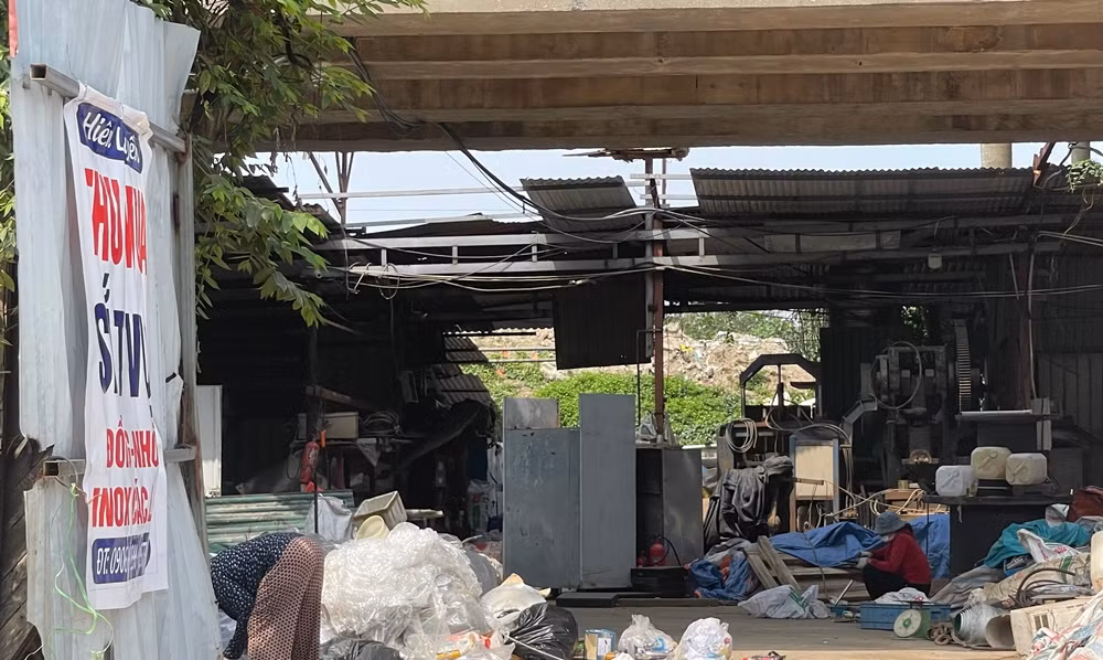 Lán xưởng thu mua sắt vụn lùp xụp, tiềm ẩn nguy cơ mất an toàn cháy nổ.