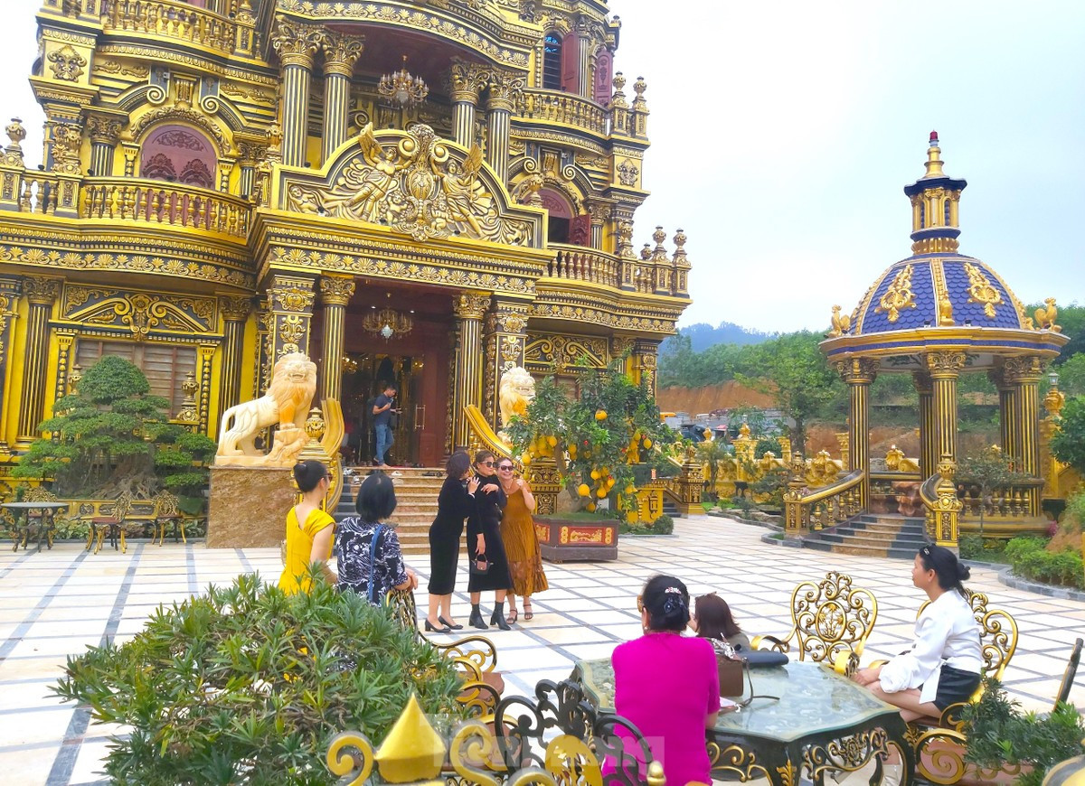 Có rất nhiều người, du khách khi đi qua đây đều ghé vào tham quan, chiêm ngắm tòa lâu đài dát vàng của gia đình anh Thoan. (Ảnh: Tiền Phong).