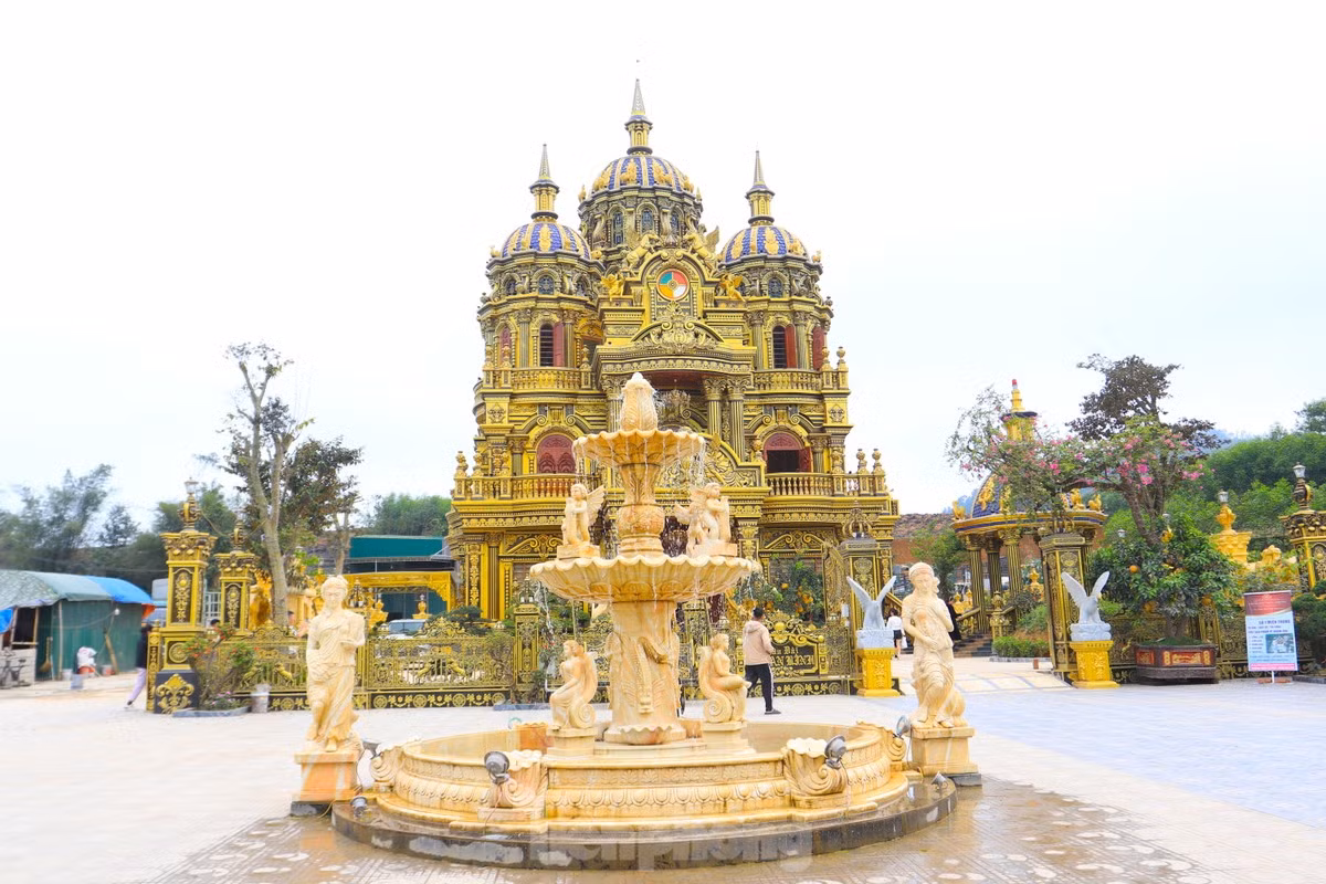 Tòa nhà có diện tích sàn 400m2 trên tổng diện tích 7.200m2, bao gồm cả khuôn viên, sân vườn, với 3 tầng chính, 3 tầng tum (tum cao nhất 18m). Tổng chiều cao công trình gần 40m. (Ảnh: Tiền Phong).