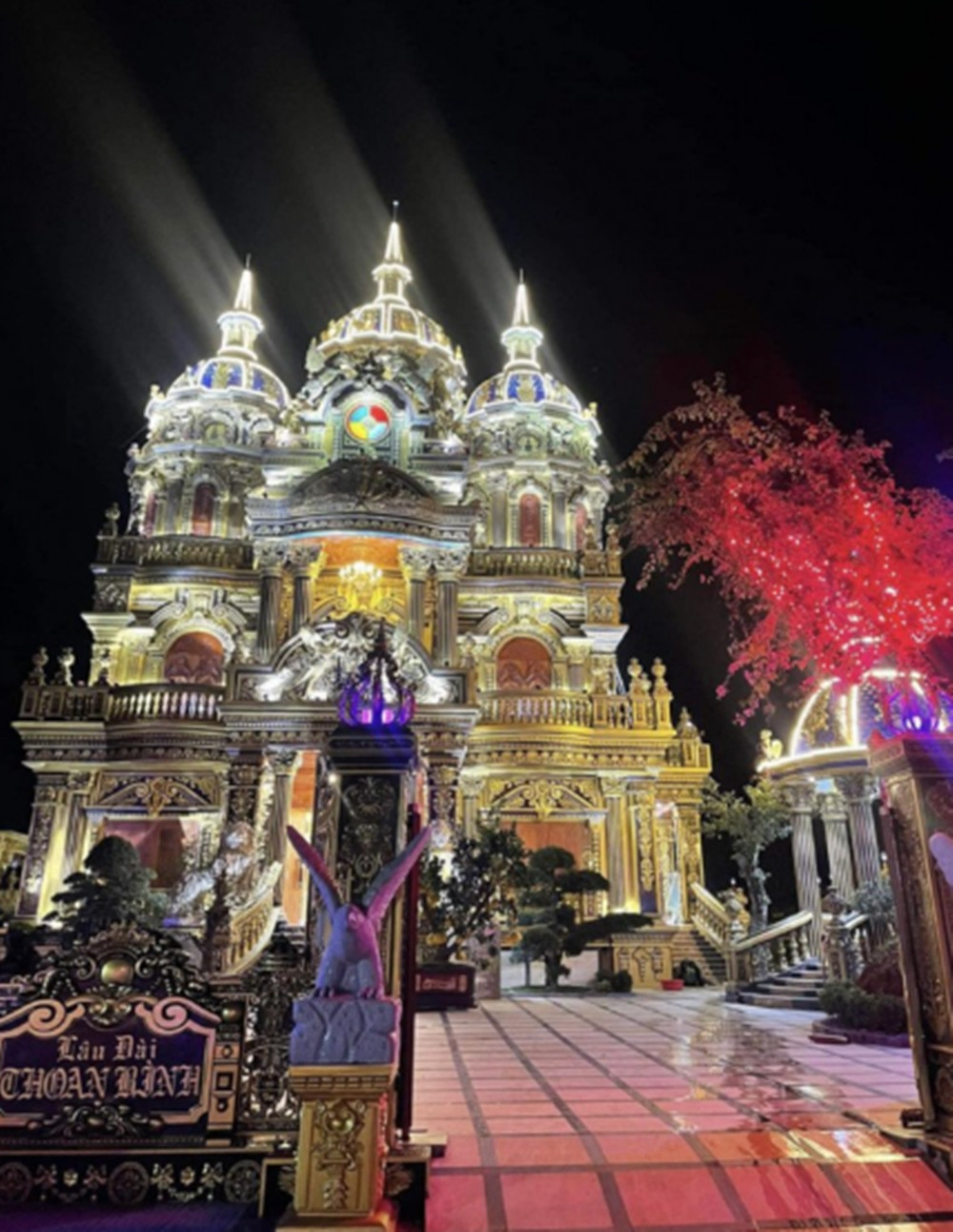 Ông Phạm Công Hùng, Chủ tịch UBND xã Mỹ Thành (huyện Yên Thành) cho hay, mảnh đất này vốn là đất ở và đất vườn được anh Thoan mua lại của 4 hộ dân rồi chuyển đổi thành đất ở để xây lâu đài kỳ công này.