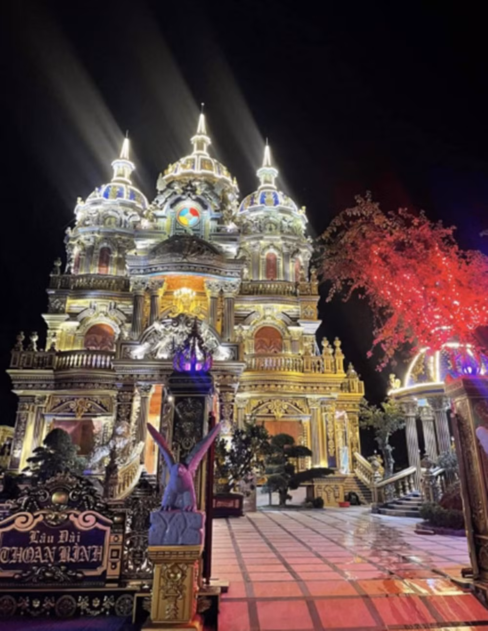 Ông Phạm Công Hùng, Chủ tịch UBND xã Mỹ Thành (huyện Yên Thành) cho hay, mảnh đất này vốn là đất ở và đất vườn được anh Thoan mua lại của 4 hộ dân rồi chuyển đổi thành đất ở để xây lâu đài kỳ công này.