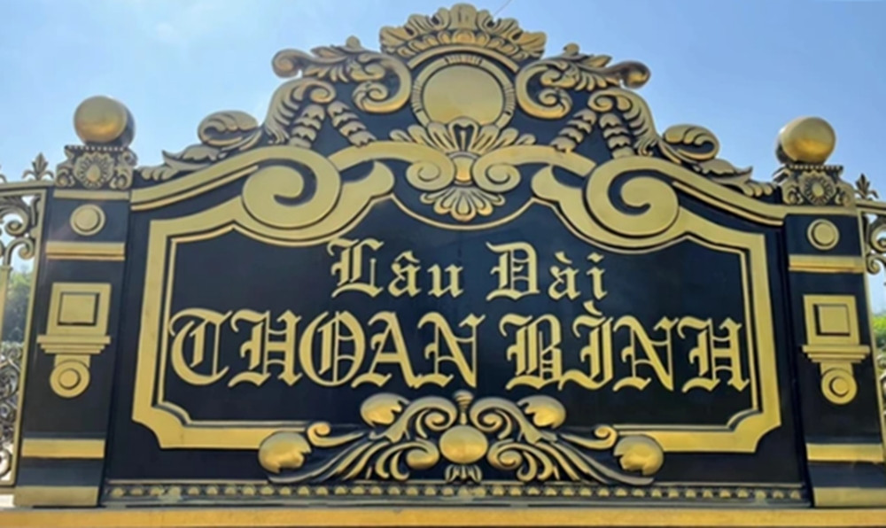 Lâu đài dát vàng của đại gia phế liệu tọa lạc cạnh quốc lộ 7A, xóm 12, xã Mỹ Thành (huyện Yên Thành, Nghệ An). Ngay từ cổng vào, căn biệt thự đã gây choáng với phần bảng tên "Lâu đài Thoan Bình" được mạ vàng. (Ảnh: Phụ nữ số).