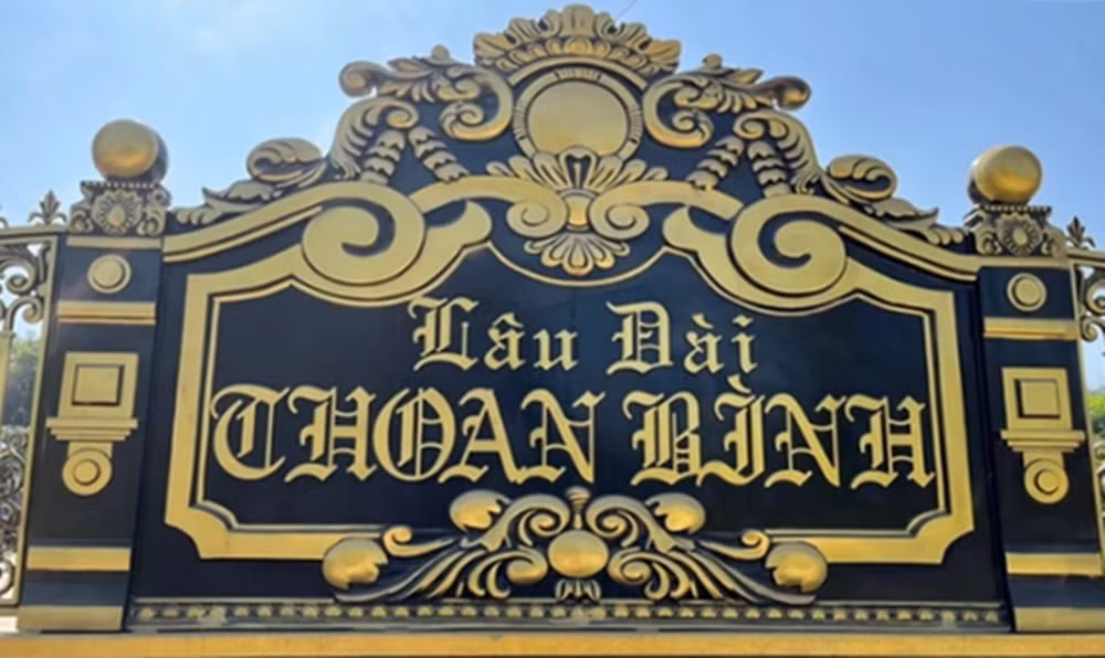 Lâu đài dát vàng của đại gia phế liệu tọa lạc cạnh quốc lộ 7A, xóm 12, xã Mỹ Thành (huyện Yên Thành, Nghệ An). Ngay từ cổng vào, căn biệt thự đã gây choáng với phần bảng tên "Lâu đài Thoan Bình" được mạ vàng. (Ảnh: Phụ nữ số).