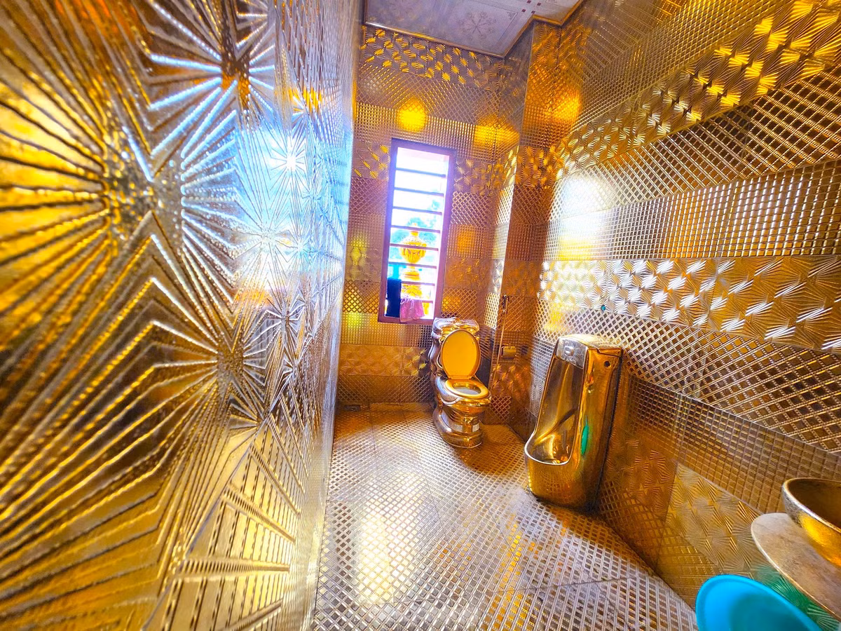 Đến cả công trình vệ sinh của tòa lâu đài gồm bồn cầu và bồn tiểu tiện được dát vàng. (Ảnh: Tiền Phong).