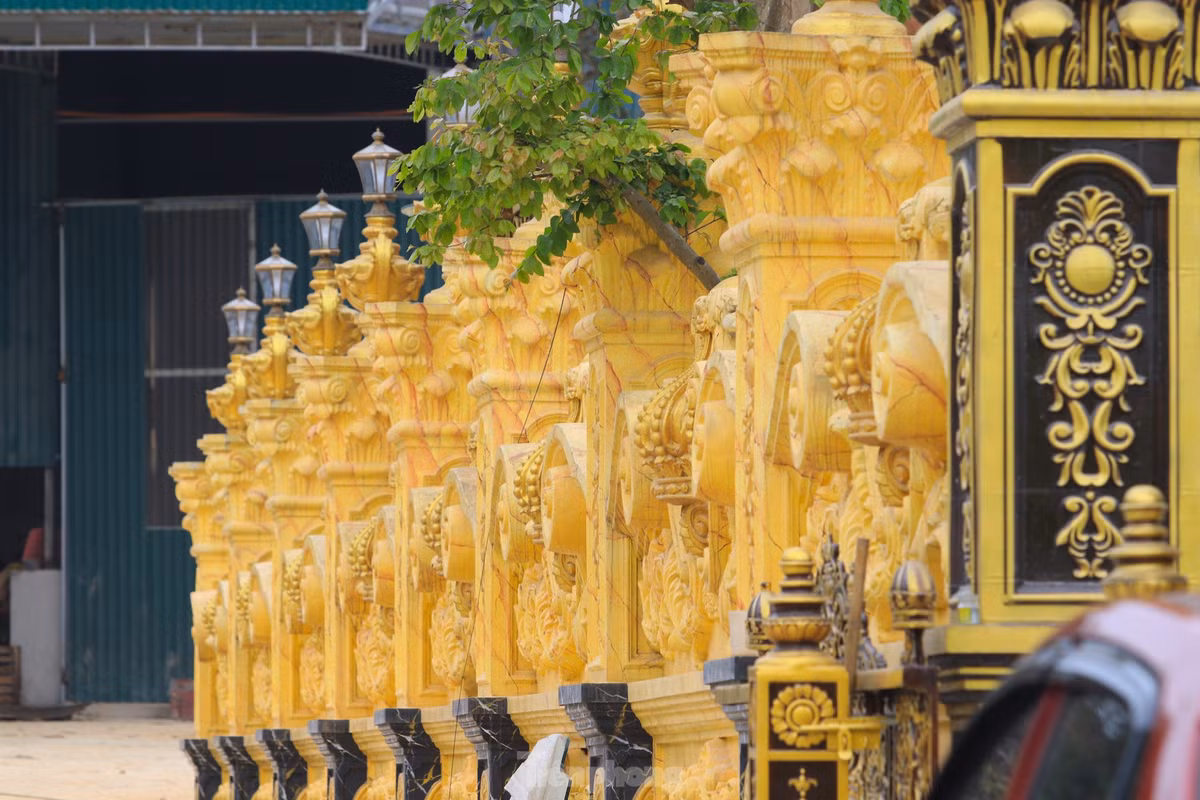 Chia sẻ với báo chí, anh Nguyễn Vĩnh Thoan cho biết, bản thân anh học đến lớp 7, do hoàn cảnh gia đình khó khăn nên anh phải nghỉ học. Cũng từ đó, anh tha phương, rong ruổi mưu sinh, buôn bán phế liệu khắp nơi từ Nghệ An ra Thanh Hóa vào Hà Tĩnh rồi Hà Nội… với bao gian truân, vất vả. (Ảnh: Tiền Phong).