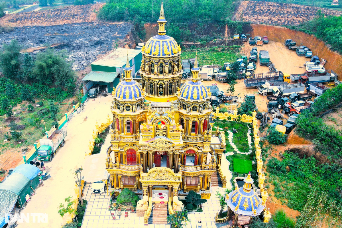 Tòa lâu đài của anh Thoan được khởi công xây dựng từ tháng 2/2022, và thiết kế theo kiến trúc Pháp. Tông màu chủ đạo là vàng đồng, tím xanh, tổng mức đầu tư hơn 70 tỷ đồng. (Ảnh: Dân Trí).