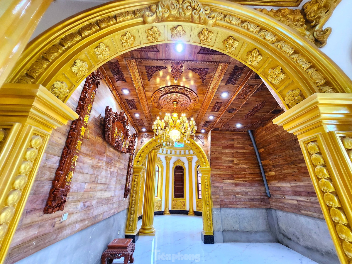 Toàn bộ các bức tường, trần được đắp nổi nhiều họa tiết và được sơn màu vàng. (Ảnh: Tiền Phong).