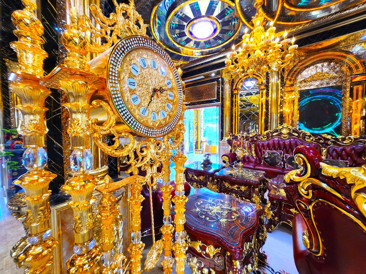 Các loại đồ dùng với nhiều chi tiết được dát vàng công nghiệp và vàng 24k, sáng loáng. (Ảnh: Tiền Phong).