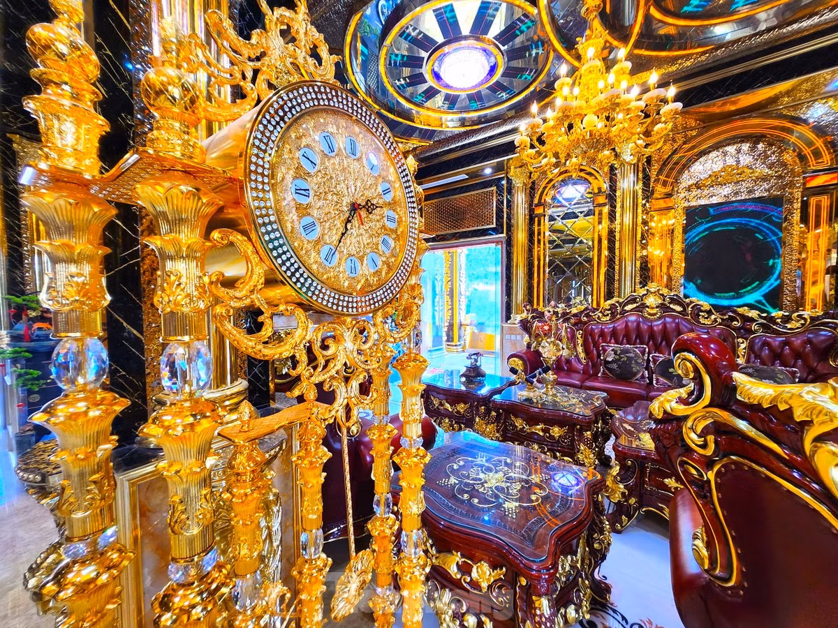 Các loại đồ dùng với nhiều chi tiết được dát vàng công nghiệp và vàng 24k, sáng loáng. (Ảnh: Tiền Phong).