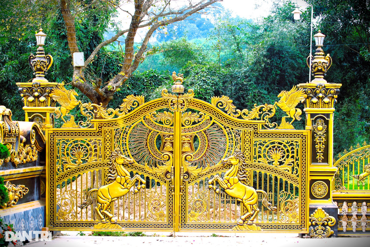 Gia chủ tuổi ngựa, nên cánh cổng ra vào được làm bằng đồng mạ vàng và hình hai con ngựa chiến. (Ảnh: Dân Trí).