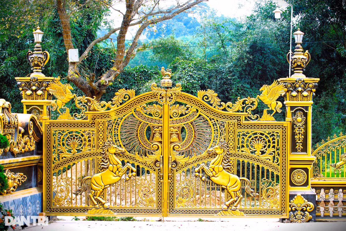 Gia chủ tuổi ngựa, nên cánh cổng ra vào được làm bằng đồng mạ vàng và hình hai con ngựa chiến. (Ảnh: Dân Trí).
