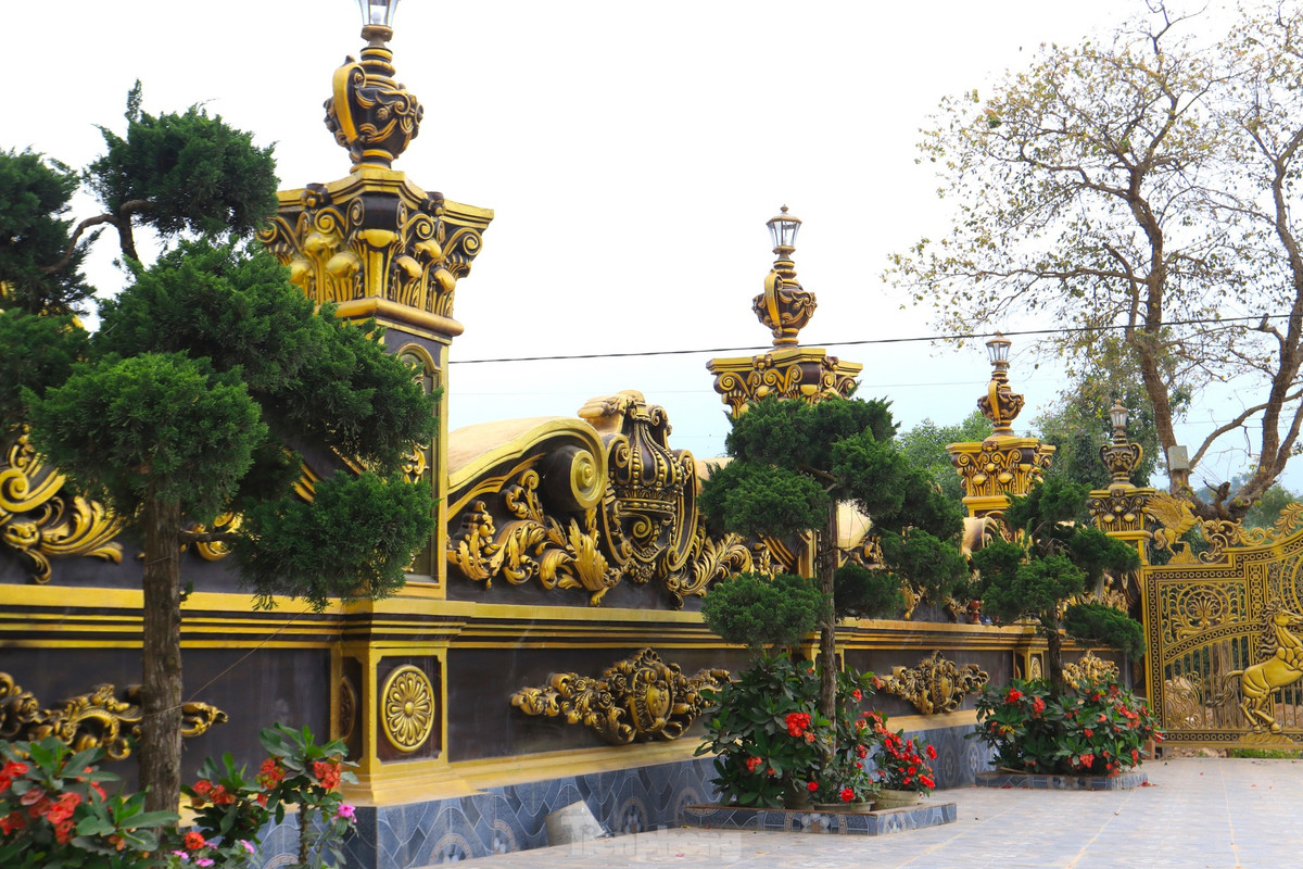 Sau 8 năm làm nghề buôn bán phế liệu, anh bén duyên với cô gái cùng quê Phạm Thị Bình (SN 1980). Những tháng ngày bôn ba, tích góp được ít tiền, năm 2004, vợ chồng anh mua được một lô đất cạnh quốc lộ 7, mở xưởng kinh doanh, thu mua sắt vụn, buôn bán phụ tùng ô tô các loại. Đến nay, gia đình anh làm nghề này cũng gần 30 năm, tích cóp được chút ít nên quyết định xây nhà. (Ảnh: Tiền Phong).