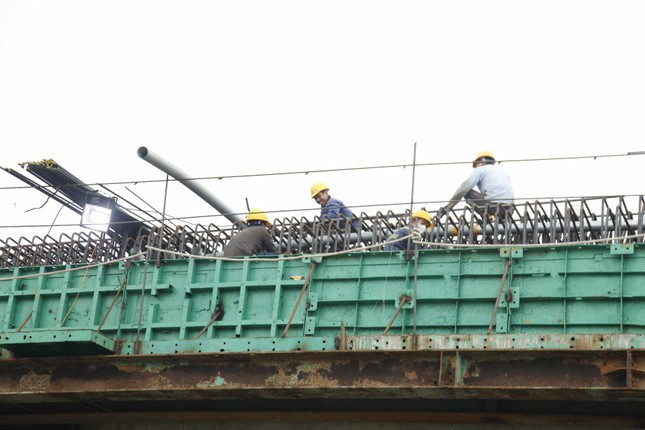 Công nhân nhộn nhịp làm việc trên công trường. (Ảnh: Tiền Phong).