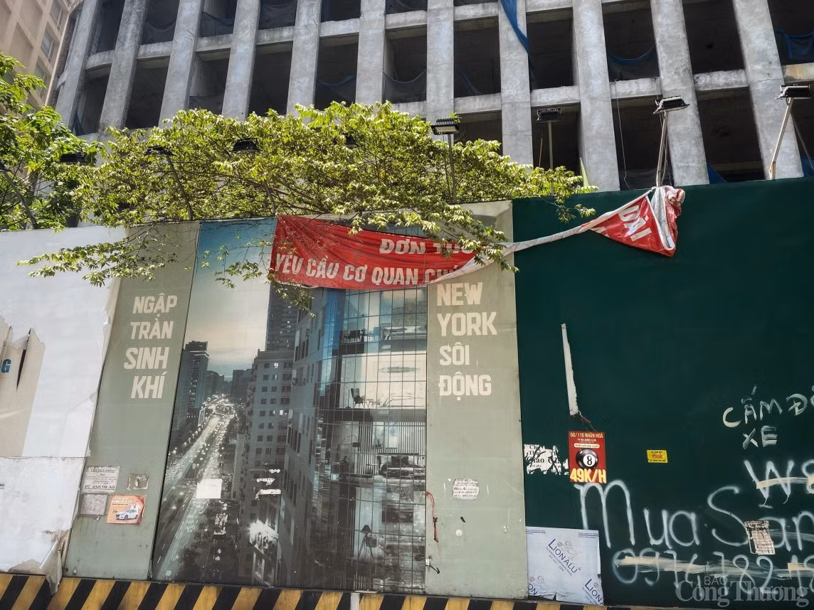 Nhiều biển bảng quảng cáo rách nát. (Ảnh: Công Thương).