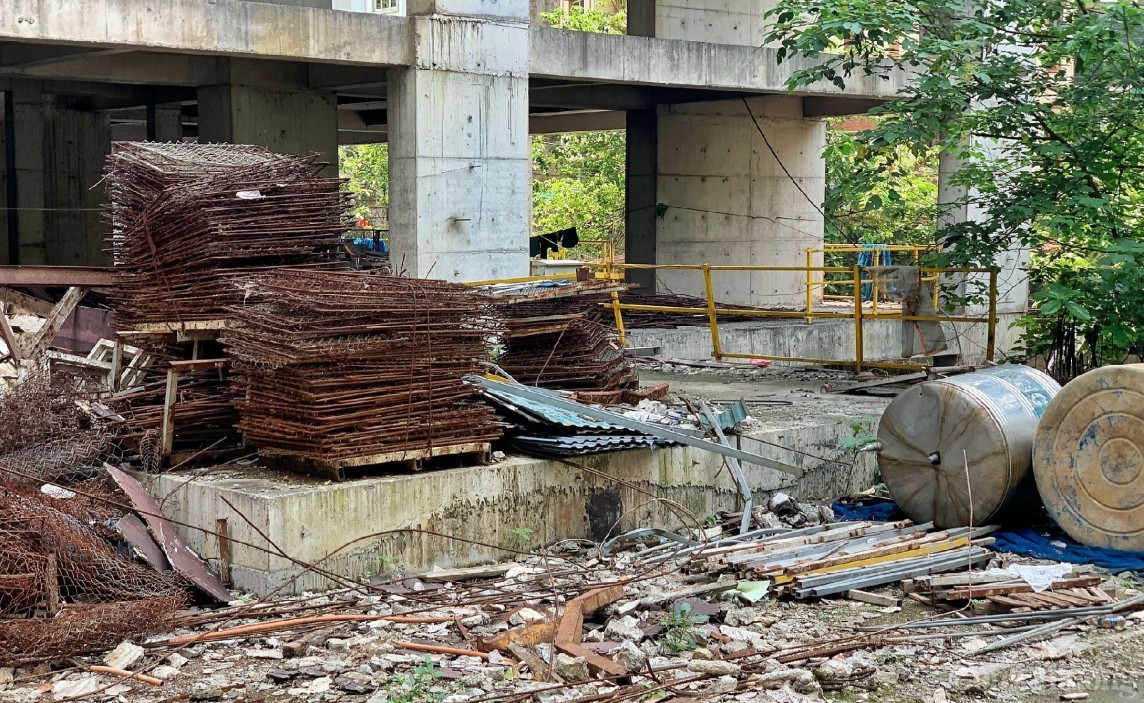 Dự án này từng bị Thanh tra Bộ Xây dựng chỉ ra nhiều vi phạm liên quan đến công tác quy hoạch, điều chỉnh quy hoạch, quản lý xây dựng được duyệt tại khu vực 2 bên tuyến đường Lê Văn Lương. (Ảnh: Giao thông).