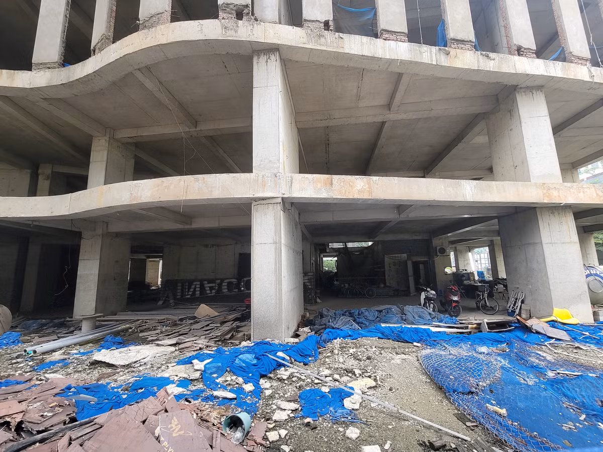 Rác thải ngổn ngang một góc bên trong dự án. (Ảnh: Đại Đoàn Kết).