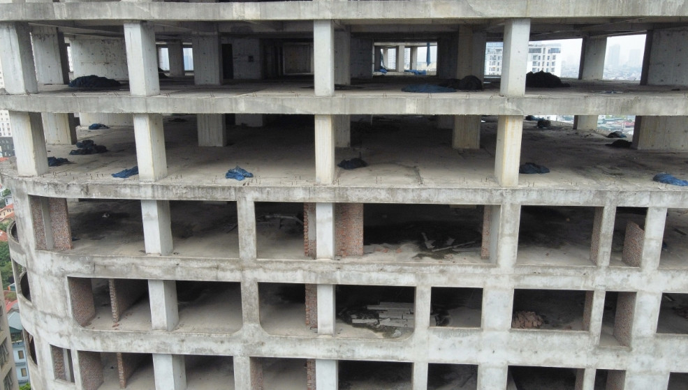 Chủ đầu tư ban đầu của dự án là Tổng Công ty Thành An, sau này chuyển giao hợp tác với Công ty Cổ phần Tư vấn và đầu tư xây dựng Ba Đình. Dù được giao đất từ năm 2009 và đã tổ chức lễ khoan nhồi cọc, nhưng đến tháng 3/2017, dự án mới được Sở Xây dựng Hà Nội cấp giấy phép xây dựng. (Ảnh: Giao thông).