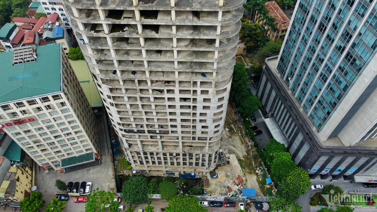 Dự án này đã nằm "bất động" nhiều năm và đến nay vẫn là khối bê tông “trơ xương” sừng sững bên đường Lê Văn Lương. (Ảnh: Vietnamnet).