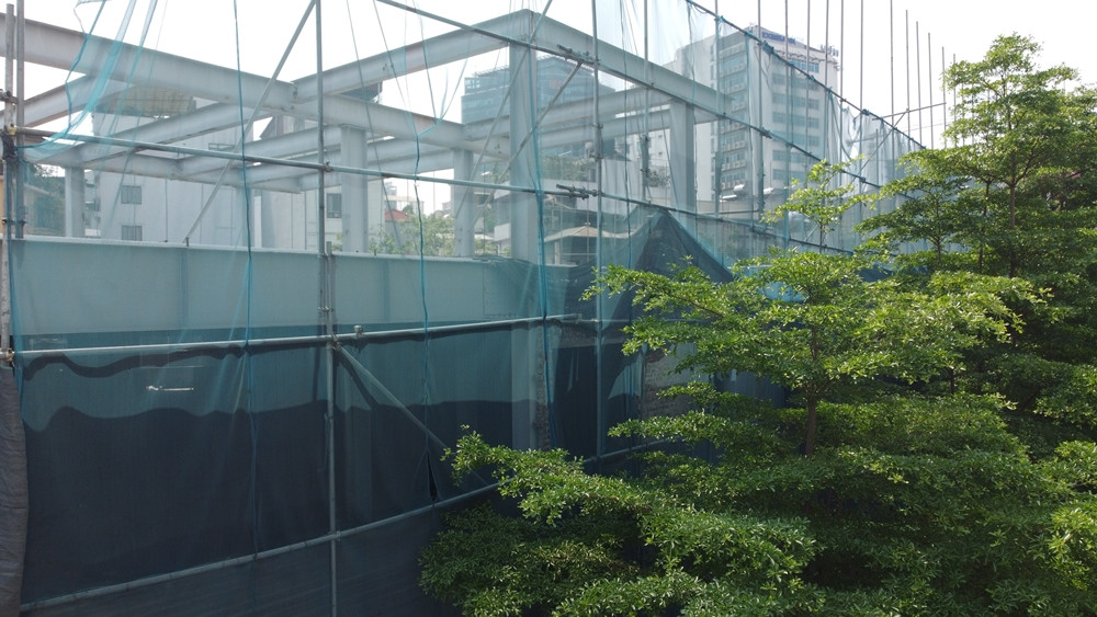 Phía bên ngoài công trình quây tôn, phủ bạt, che lưới xung quanh.