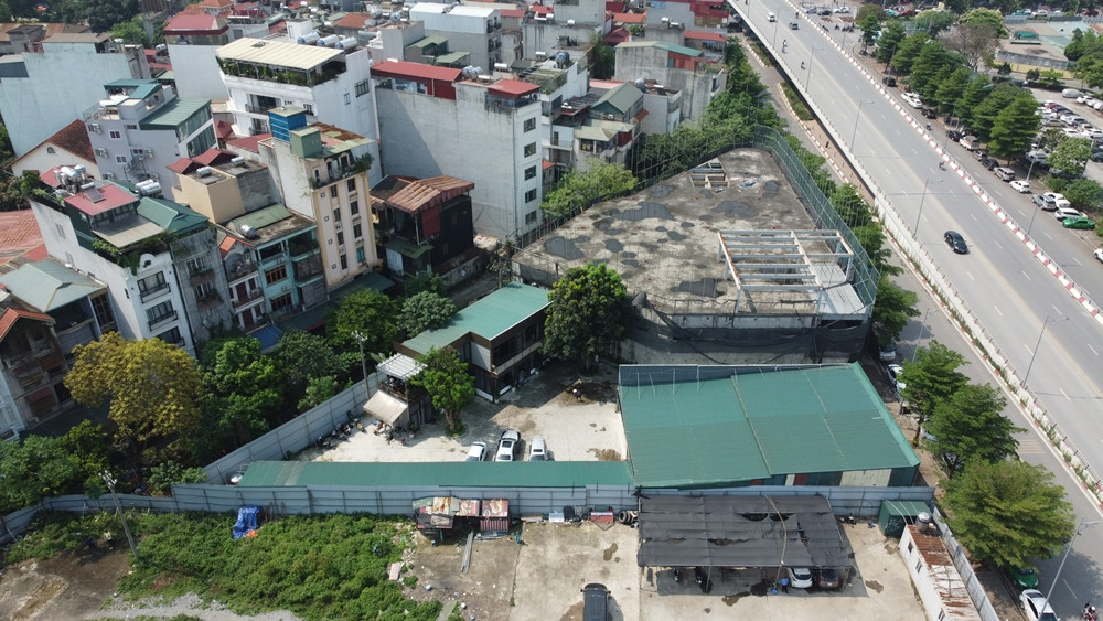 Ông Hùng đã bị Phòng Cảnh sát kinh tế Công an TP.Hà Nội khởi tố bị can, bắt tạm giam về tội nhận hối lộ. Cơ quan chức năng xác định ông Hùng nhận 1 tỷ đồng để "làm ngơ" cho công trình xây dựng không có giấy phép này.