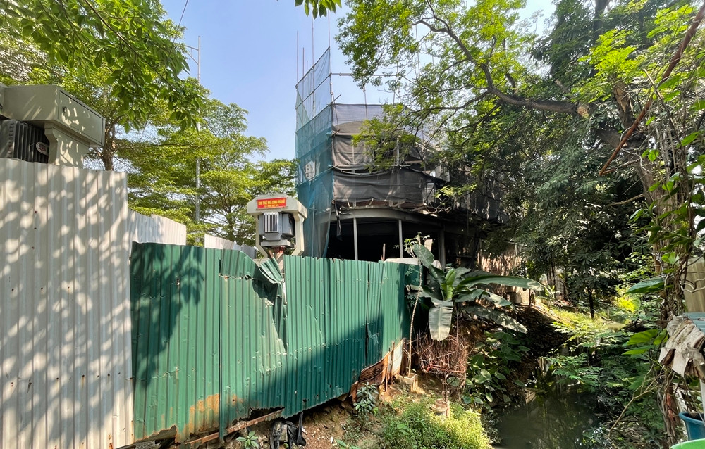 Một mặt bên trong của công trình xây dựng không phép nằm gần mương nước, cạnh ngõ 58 Hoàng Quốc Việt cũng được quây kín tôn.